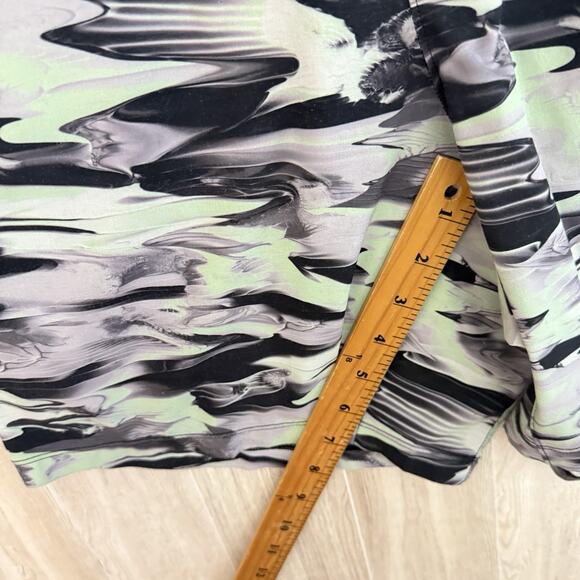 Lululemon Pace Breaker 7” Inseam Shorts Mens Small Linerless Paint Glide Multi - Picture 6 of 9